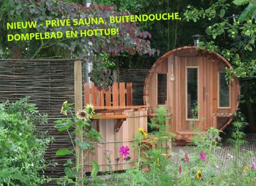 Gallery image of HderH-GlampingDeVeluwe, privé keuken, sauna, hottub en sanitair, op vakantiepark De IJsvogel met zwembaden en alle faciliteiten in Voorthuizen