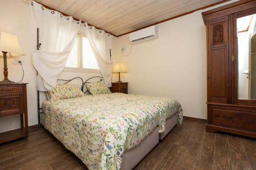 a bedroom with a bed and a window at אצלנו בחצר in Avnei Eitan