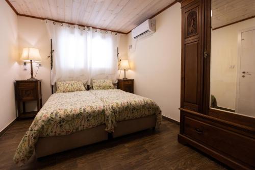 a bedroom with a bed and a window at אצלנו בחצר in Avnei Eitan