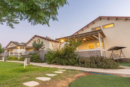 a house with a picnic table in a yard at אצלנו בחצר in Avnei Eitan