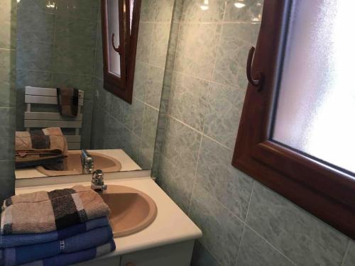 een badkamer met een wastafel en een spiegel bij Appartement 55m2 en beaujolais & ENEDIS à 15 min in Saint-Germain-Nuelles