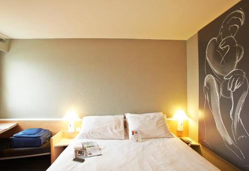 Una cama o camas en una habitación de Ibis Auray