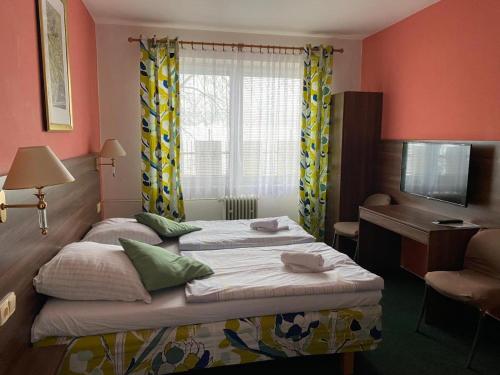 Postel nebo postele na pokoji v ubytování Formanka Hotel & Camp