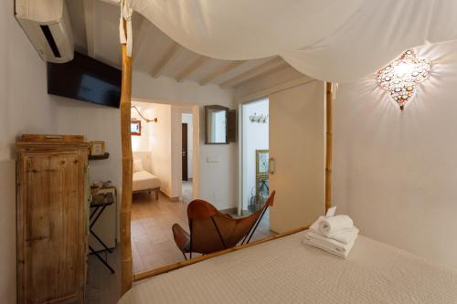 a bedroom with a bed and a mirror at Casa Catalina in Palma de Mallorca