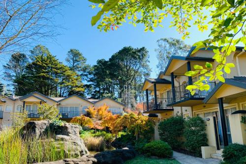 a row of houses with a garden at Falls Mountain Retreat Blue Mountains in Wentworth Falls
