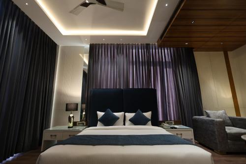 Una cama o camas en una habitación de The Ramayana Hotel, Ayodhya