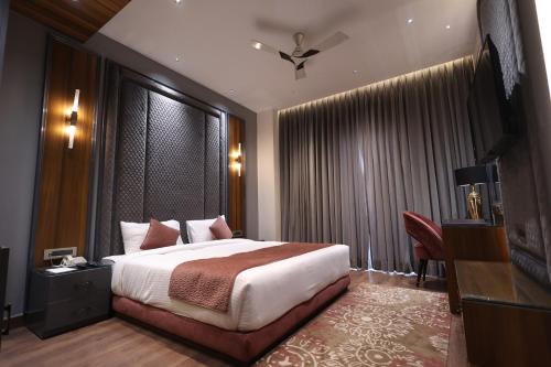 Una cama o camas en una habitación de The Ramayana Hotel, Ayodhya
