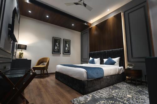 Una cama o camas en una habitación de The Ramayana Hotel, Ayodhya