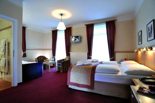 ein Schlafzimmer mit einem großen Bett in einem Zimmer in der Unterkunft Hotel Gisela in Bad Gastein