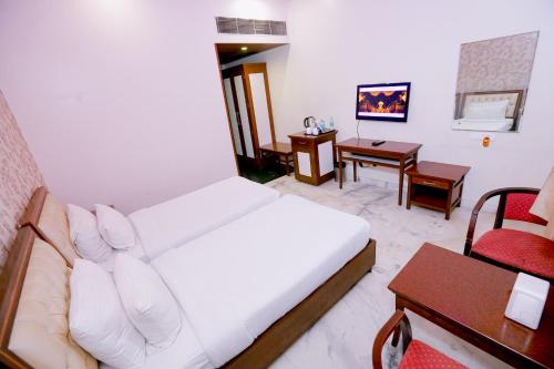 Postel nebo postele na pokoji v ubytování Hotel Leela Grande
