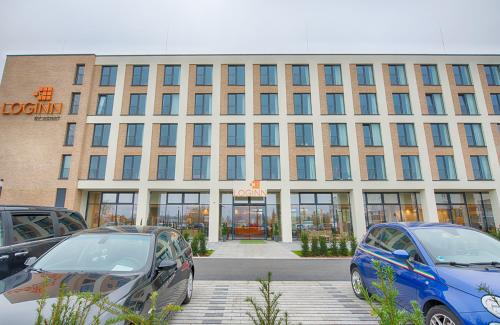 un edificio con coches estacionados frente a él en LOGINN Hotel Leipzig, en Leipzig