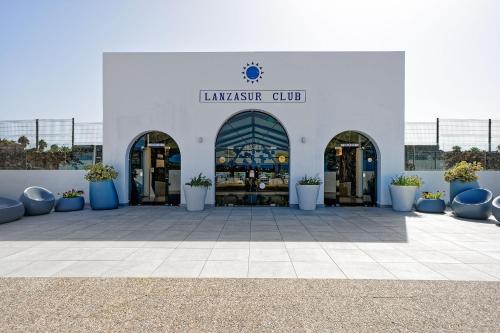 a store front with a sign that reads lavender clinic at Relaxia Lanzasur Club - Aqualava Water Park in Playa Blanca