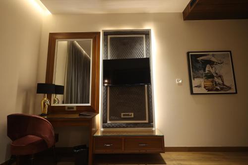 Una televisión o centro de entretenimiento en The Ramayana Hotel, Ayodhya