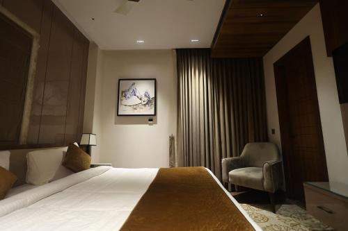Una cama o camas en una habitación de The Ramayana Hotel, Ayodhya