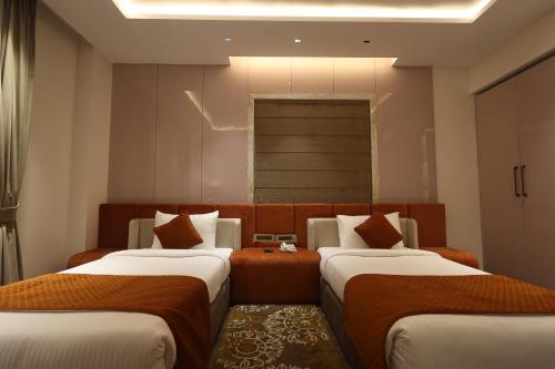 Una cama o camas en una habitación de The Ramayana Hotel, Ayodhya