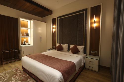 Una cama o camas en una habitación de The Ramayana Hotel, Ayodhya