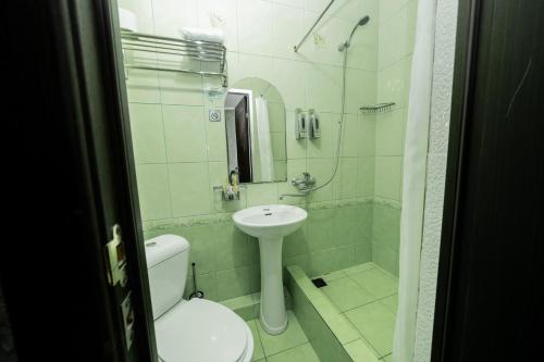 Bilik mandi di Ostrov Hotel