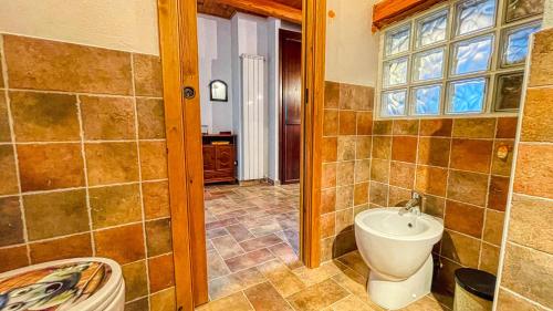 a bathroom with a toilet and a sink at Appartamento Saint Claude - Affitti Brevi Italia in Oulx