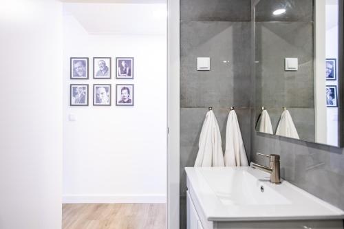 a bathroom with a sink and a mirror at Lizbon South Bed in Barreiro