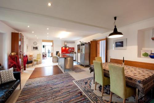 A kitchen or kitchenette at Loft am See