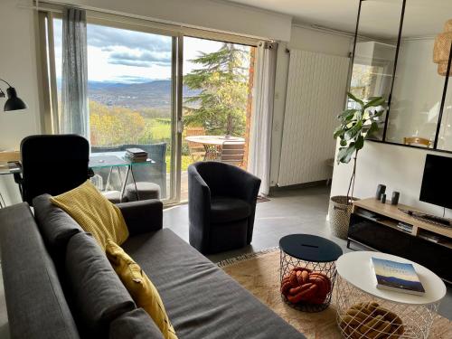 Televízia a/alebo spoločenská miestnosť v ubytovaní Chez Isa, loft 55m2, jardin, vue, parking, entrée autonome