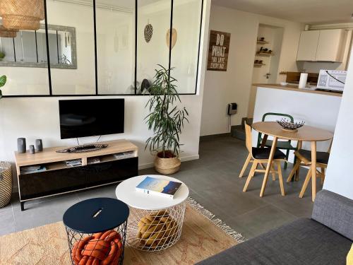 Kuchyňa alebo kuchynka v ubytovaní Chez Isa, loft 55m2, jardin, vue, parking, entrée autonome