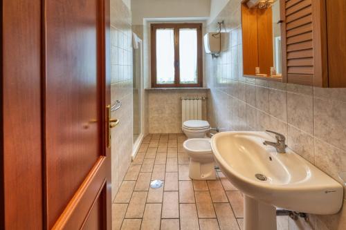a bathroom with a sink and a toilet at Agriturismo Casella Del Piano in Gubbio