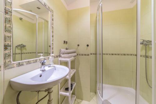 W łazience znajduje się umywalka i prysznic. w obiekcie Apartamenty Przytulne z balkonem, 150m od dworca Gdańsk Główny w Gdańsku