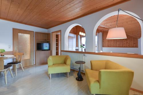 sala de estar con 2 sillas y mesa en Landhaus Grobert, en Seeg