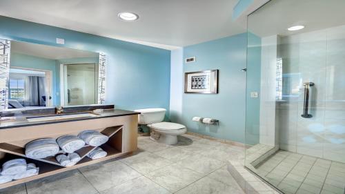 傑克孫維的住宿－傑克遜迪爾伍德公園靛藍酒店，一间带卫生间和玻璃淋浴间的浴室