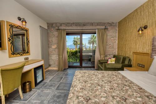 Postel nebo postele na pokoji v ubytování Assos Zeyti̇n Han Special Class Hotel Adults only 12