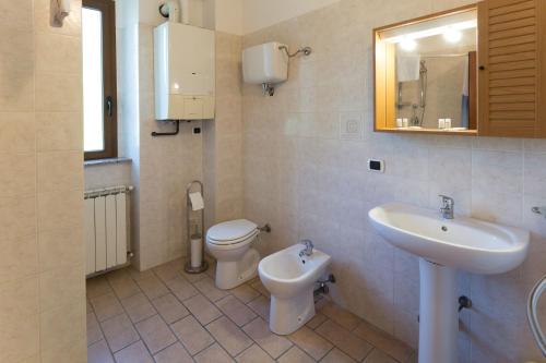 a bathroom with a toilet and a sink at Agriturismo Casella Del Piano in Gubbio