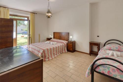 a hotel room with two beds and a table at Agriturismo Casella Del Piano in Gubbio