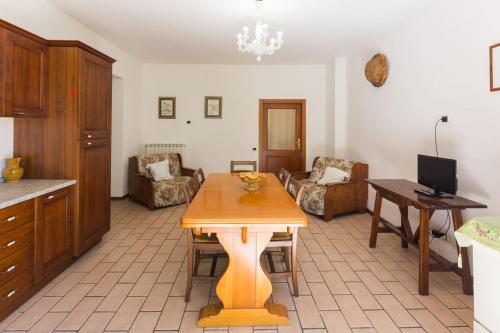 a kitchen and living room with a table and chairs at Agriturismo Casella Del Piano in Gubbio