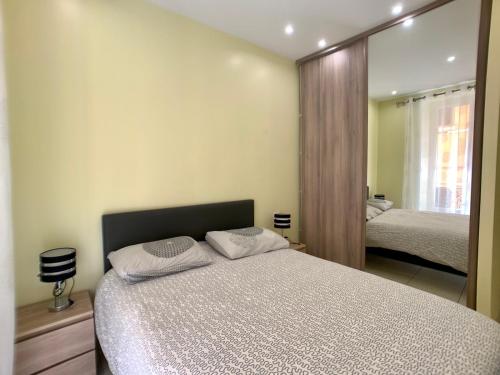 Ein Bett oder Betten in einem Zimmer der Unterkunft Appartement Republique à Beausoleil