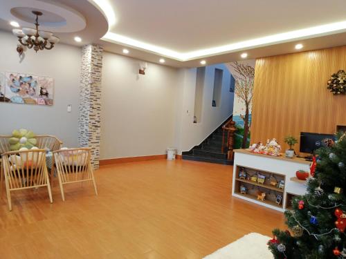 una sala de estar con un árbol de Navidad y un comedor en Thương Ơi House en Da Lat