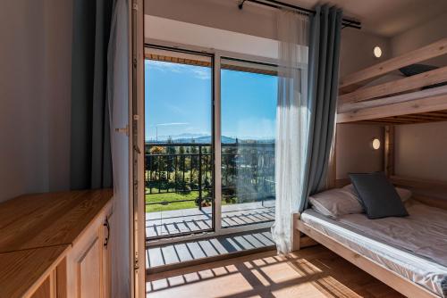 sypialnia z balkonem z łóżkiem i oknem w obiekcie Willa ŻeglarSki w Kluszkowcach