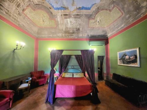1 dormitorio con 1 cama en una habitación con techo en Casa Masoli en Rávena