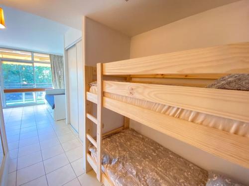 a bedroom with two bunk beds in a room at 06U - Beau studio en résidence avec piscine et tennis in Saint-Laurent-du-Var