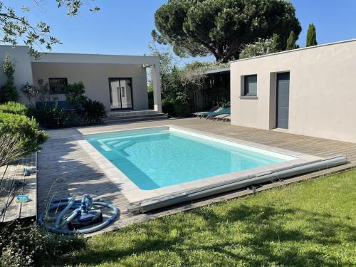 une piscine dans l'arrière-cour d'une maison dans l'établissement Villa Alberes Sorede 7 km of beaches, à Sorède