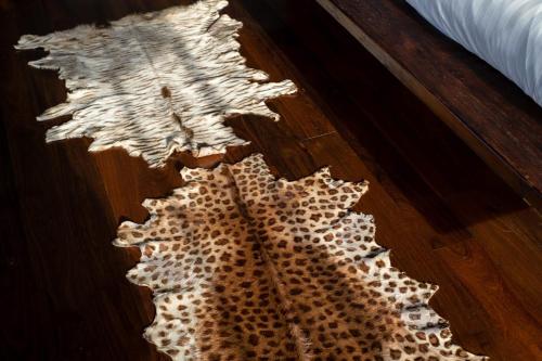 a crochet rug on the floor of a bedroom at Villa Manis Beachfront Candidasa in Candidasa