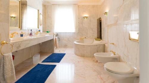 uma casa de banho com uma banheira, um WC e um lavatório. em Penthouse Vistamar em Chayofa