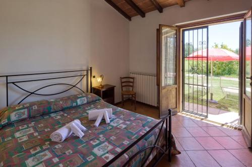 una camera da letto con un letto e due asciugamani di Agriturismo Casella Del Piano a Gubbio