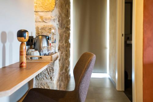 eine Küche mit einer Theke und einem Tisch mit einem Stuhl in der Unterkunft Hotel japonès Puigpinós in Lladurs