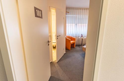 een hal die leidt naar een kamer met een woonkamer bij Hotel-Gasthof zum Ritter in Haßmersheim