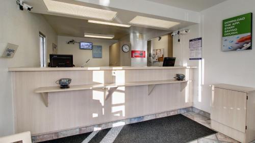 una sala d'attesa con un bancone in un ospedale di Motel 6-Owensboro, KY a Owensboro