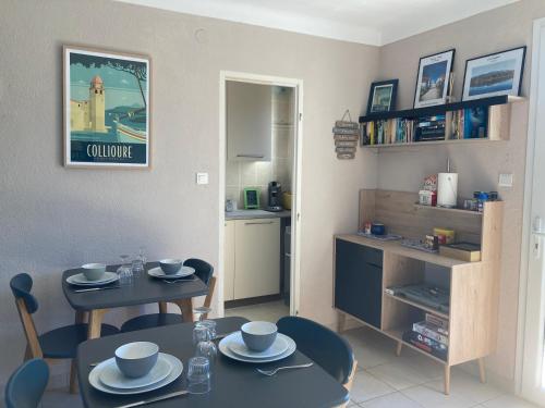 a living room with a table and a kitchen at chambre d'hôtes Villa Côte Vermeille in Argelès-sur-Mer