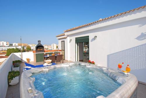 Penthouse with Private Hot Tub ,2 Bedrooms, Walk to Beach