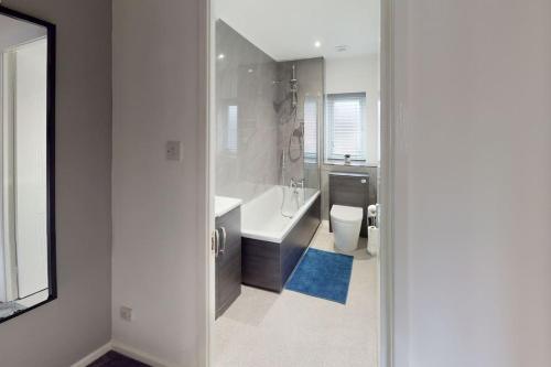 y baño con bañera, lavabo y aseo. en HU-Nine Dock House - Sleeps 4 en Hull