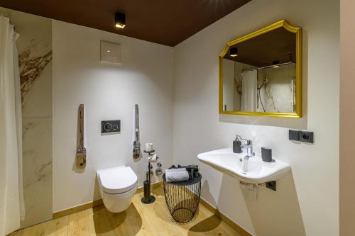 een badkamer met een toilet, een wastafel en een spiegel bij Gh Alte Post Top 1 Kadett in Gmünd in Kärnten